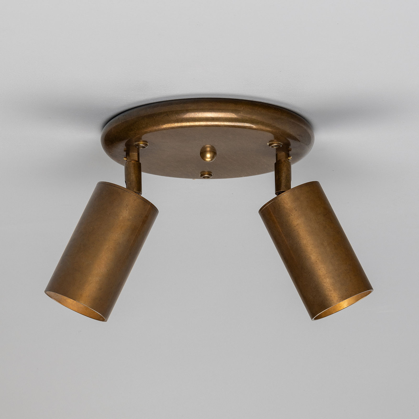 Zweiflammiger Deckenstrahler aus Messing Zweiflammiger Deckenstrahler aus Messing