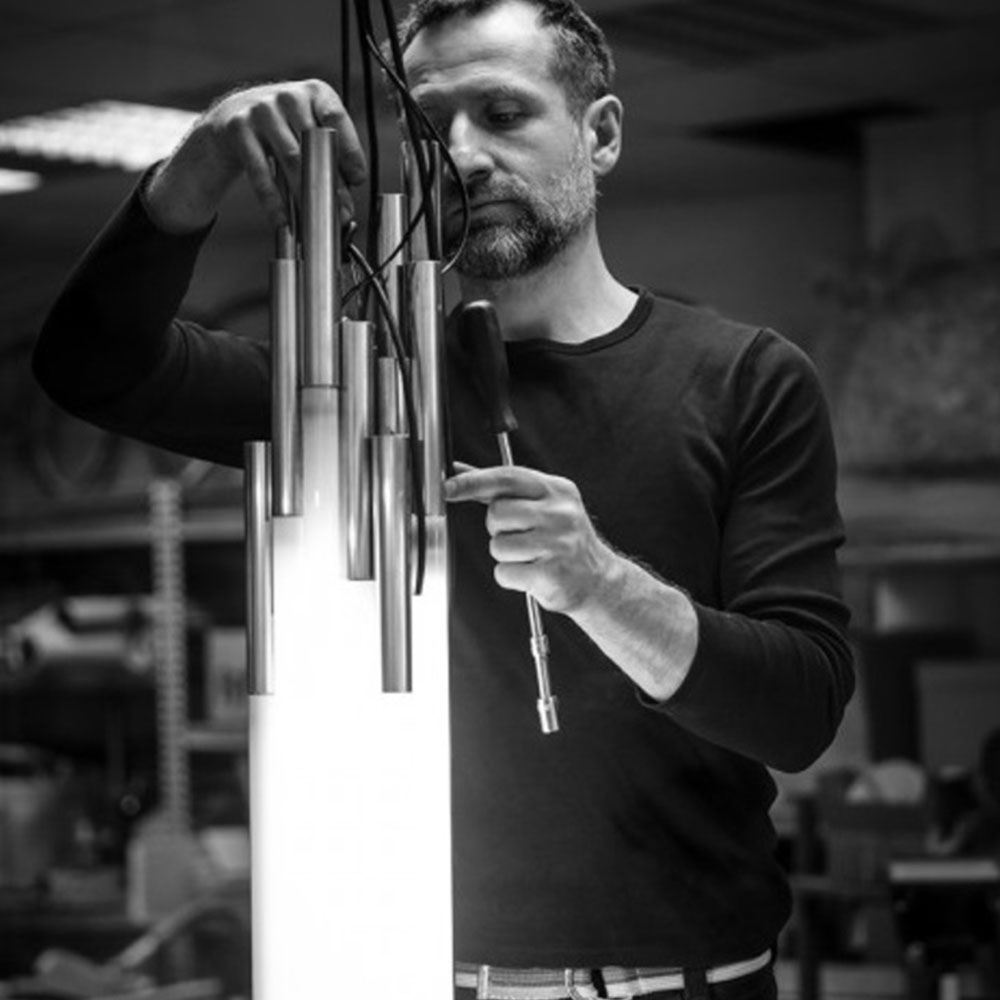 ORG Hängeleuchte aus gebündelten Leucht-Rohren: Designer Sebastian Summa bei der Arbeit am Prototypen