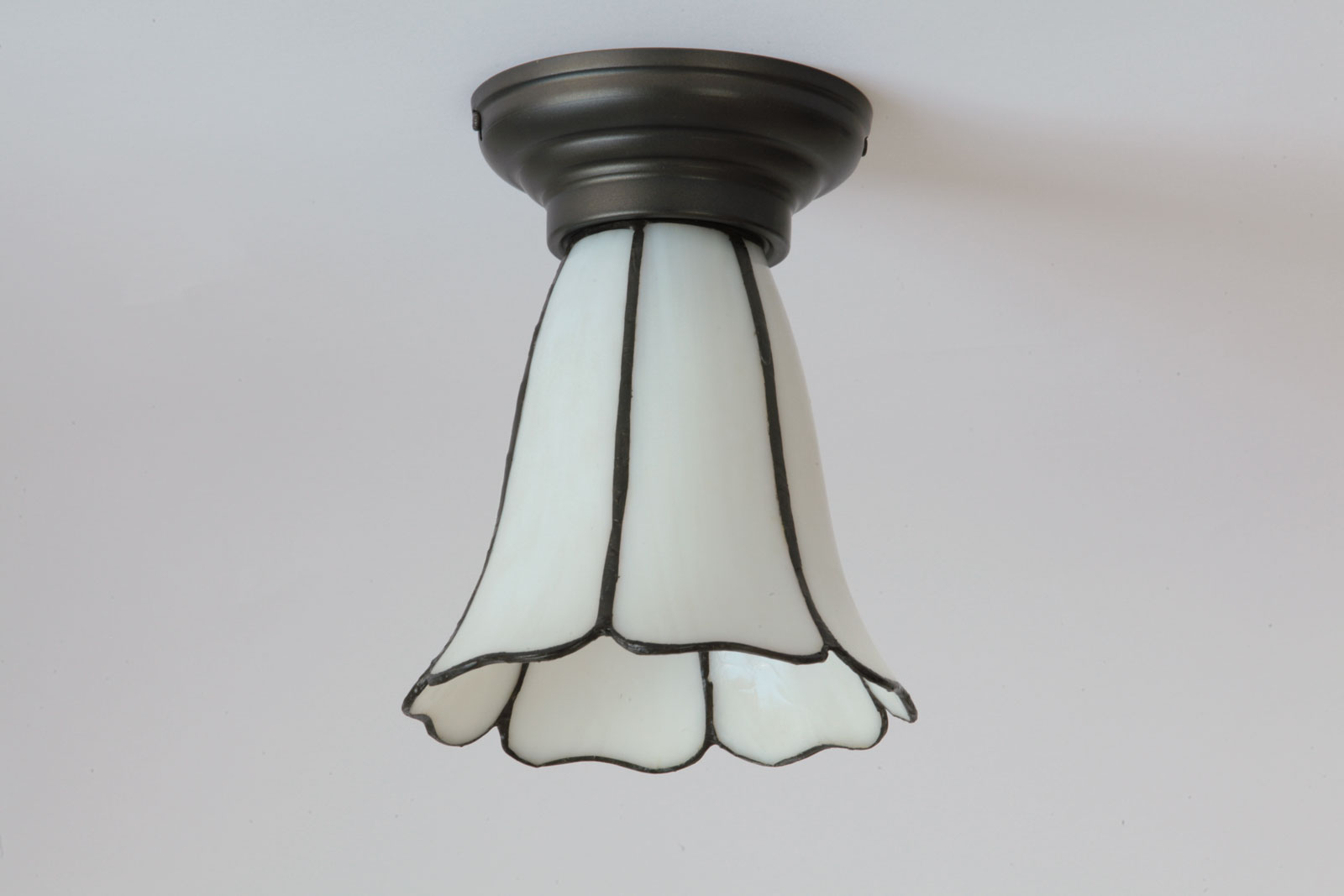 Deckenleuchte mit weißem Blüten-Glasschirm „Ackerwinde“, Ø 15 cm: Kleine Deckenleuchte aus Tiffany-Gläsern in Blütenform