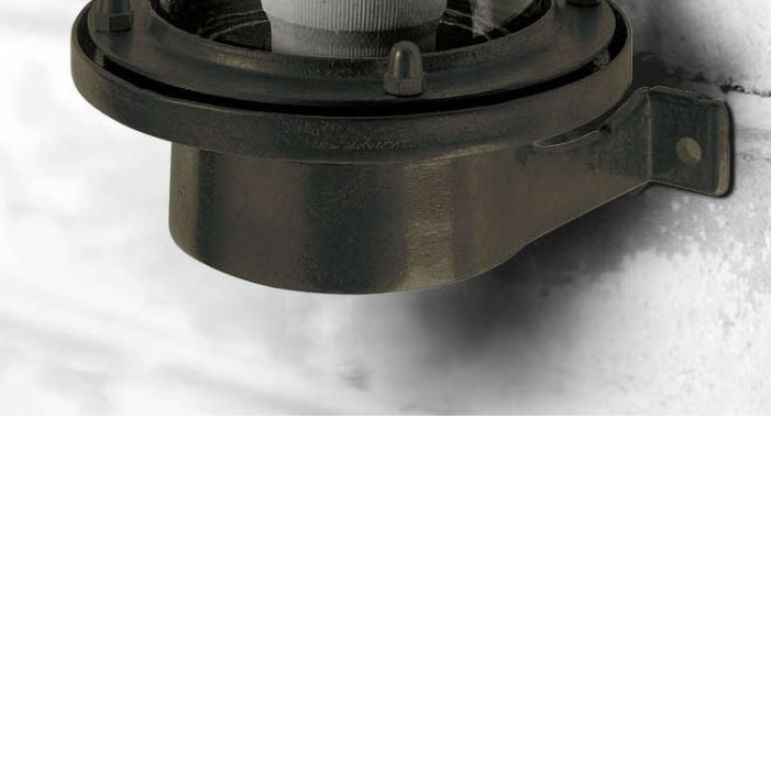 Messingguss-Schiffslampe mit gerilltem Glas-Zylinder, IP64: Messing schwarz patiniert