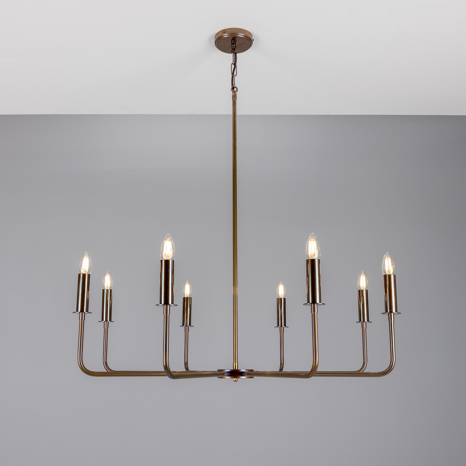 Modern Eight-Light Chandelier: Alt-Messing patiniert