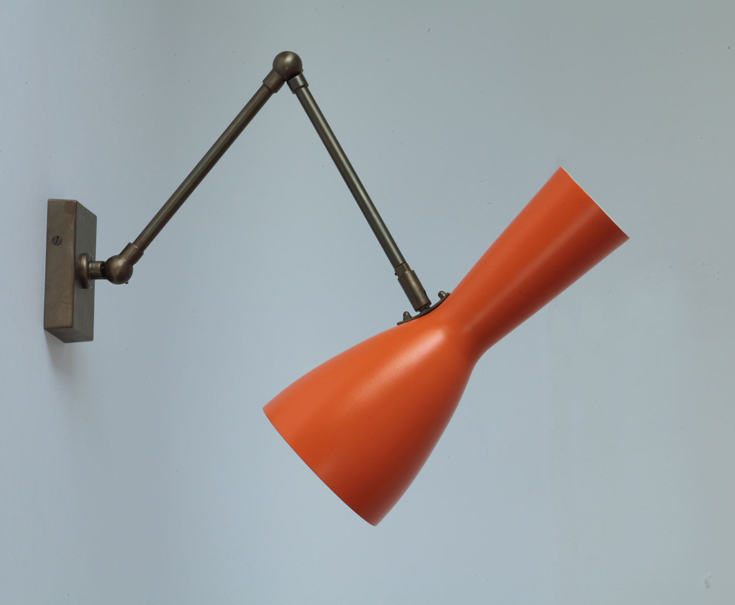Bild 11: Schirm in RAL 2004 Reinorange (innen weiß), Halterung in Messing dunkel brüniert Italienische Mid Century-Wandleuchte mit Messing-Gelenkarm: Schirm in RAL 2004 Reinorange (innen weiß), Halterung in Messing dunkel brüniert