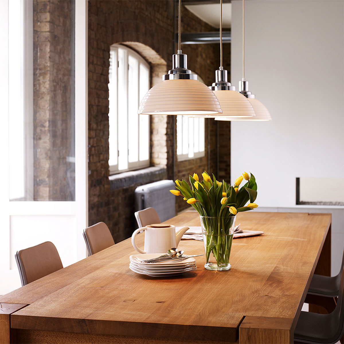 Bild 12: Schöne Pendelleuchten für den Esstisch (hier das Modell 3 mit Rillen) Porzellanschirm-Pendelleuchte aus der Manufaktur COSMO: Schöne Pendelleuchten für den Esstisch (hier das Modell 3 mit Rillen)