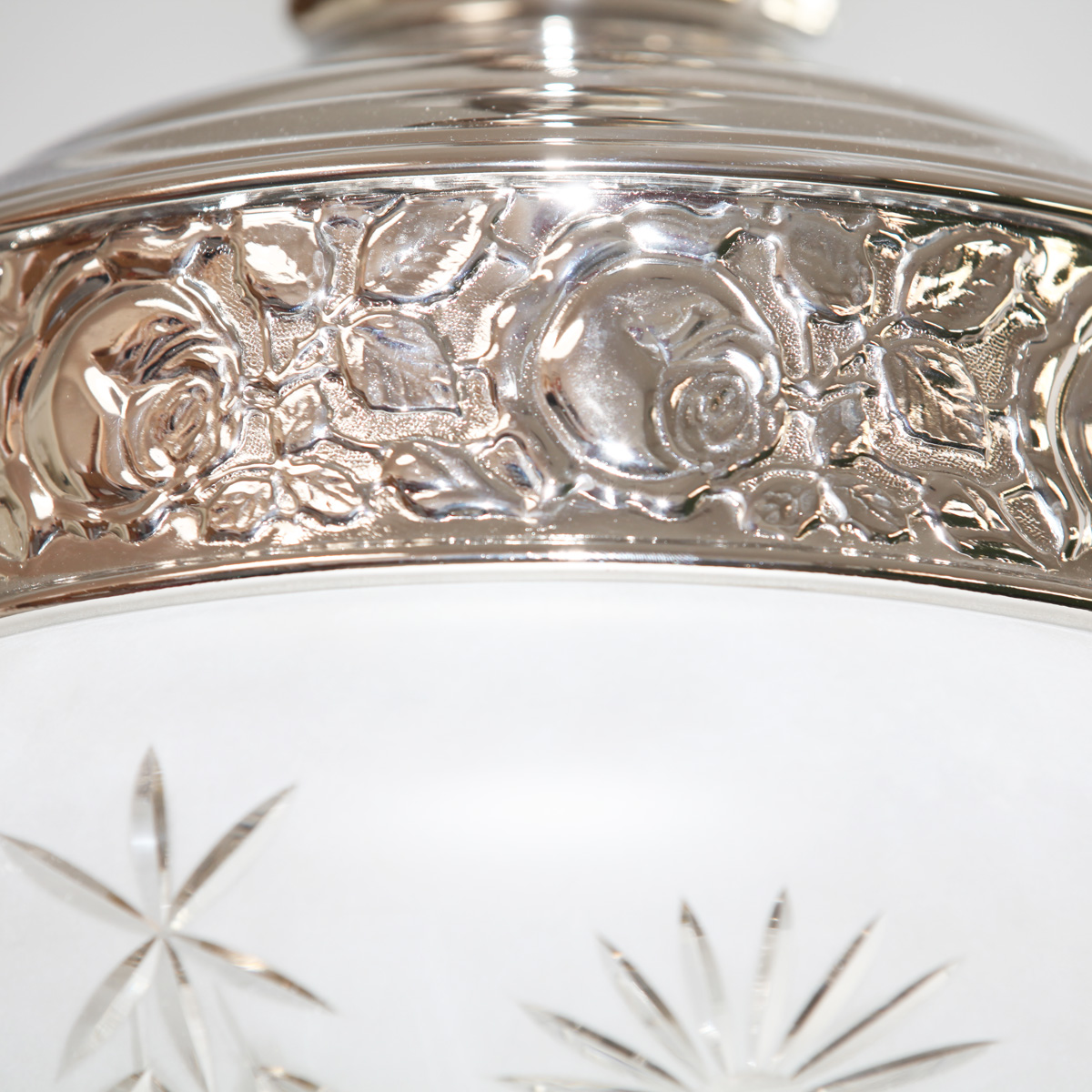 Dreiarmiger Leuchter nach historischem Vorbild ROSEA I: Detail des Dekors (am Beispiel eines Schwestermodells, Ausführung vernickelt)