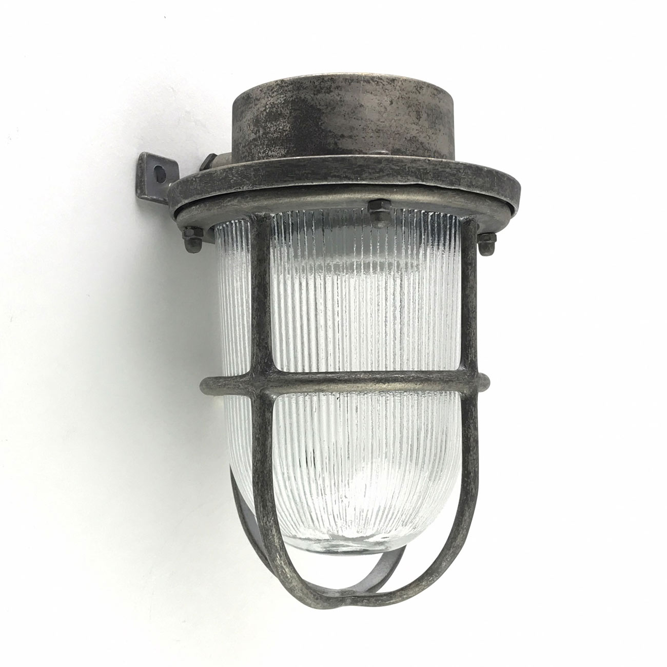 Nautische Wandlampe aus Messing und Rillen-Glaszylinder, Schutzgitter, IP64: Alt-Zinn