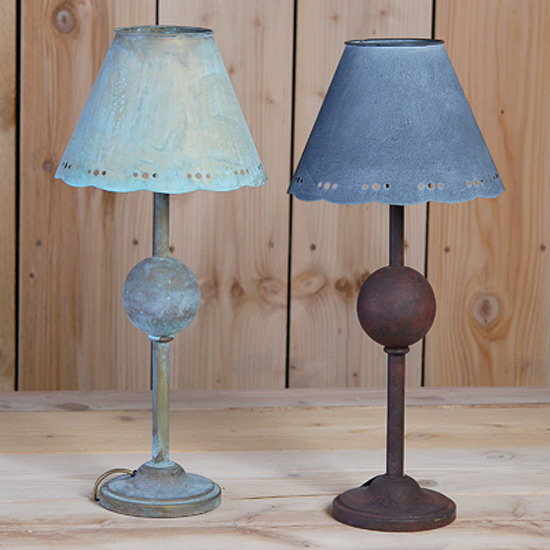 Nostalgische Metall-Tischlampe aus Frankreich BILBOC: Links: Messing mit Grünspan-Patina, rechts Schirm in Alt-Zink, sonst Edelrost-Patina