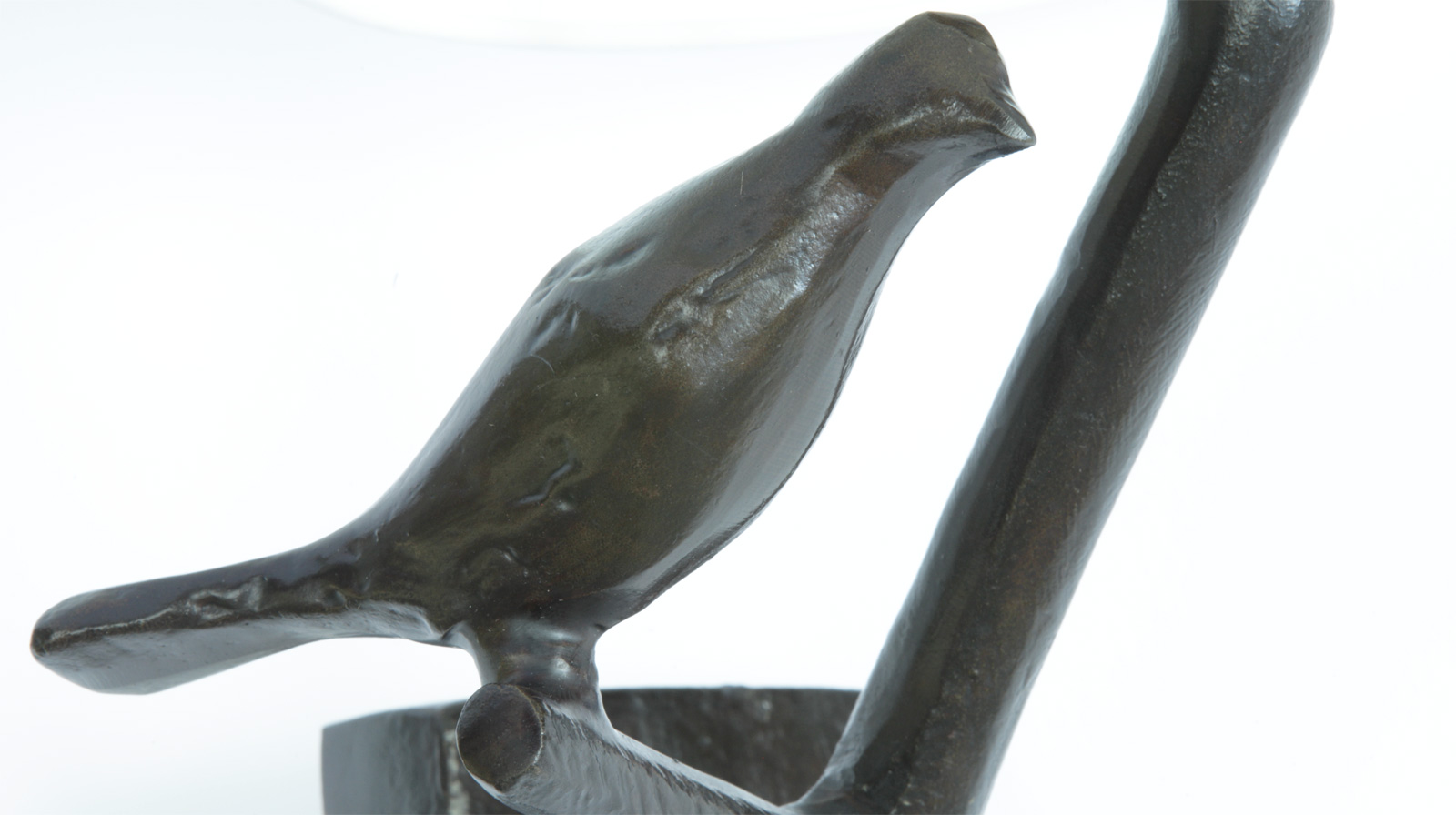 Bronzeguss-Wandleuchte PLUME mit Spatzenskulptur und Stoffschirm: Detail der Bronzeguss-Wandleuchte, Bronze brüniert (Vogel links)