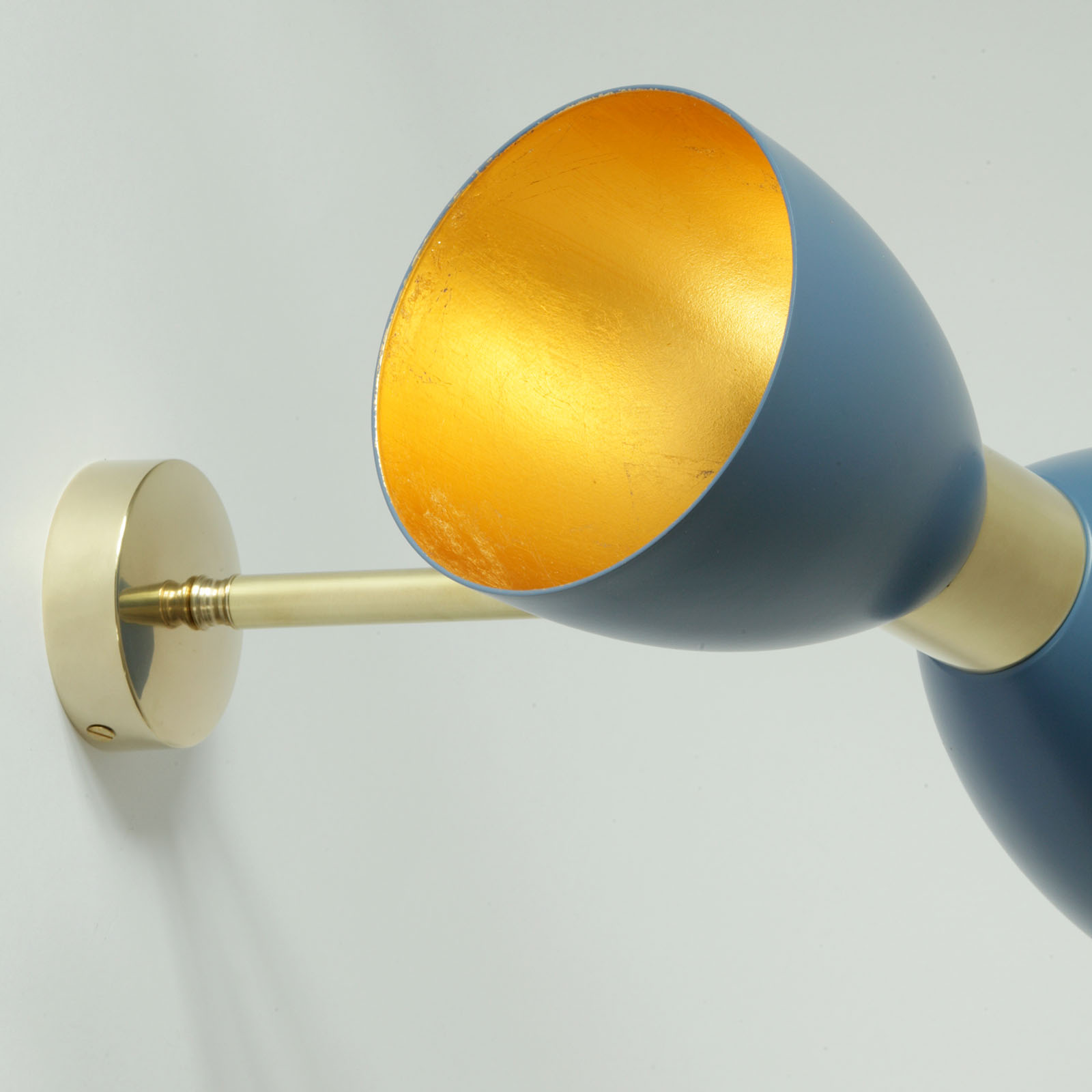 Delightful 1950s Style Wall Sconce with Tapered Twin Shade: Schirmfarbe außen: RAL 5023, innen Blattgold, Messing hell brüniert