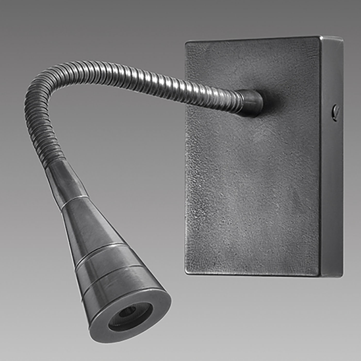 Kleine flexible Leseleuchte aus Messing AL39: Das Modell ohne Schalter in schwarz patiniert.