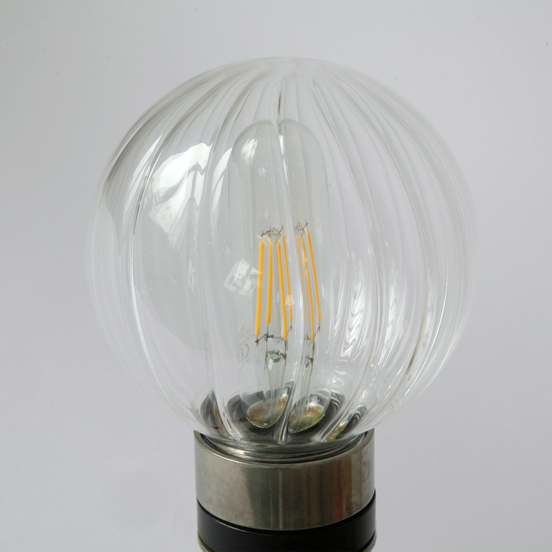 Bad-Wandlampe mit zwei Glaskugeln (klares, prismatisches, opales Glas), IP65: Messing alt-silbern (patiniert), gerilltes, prismatisches Glas
