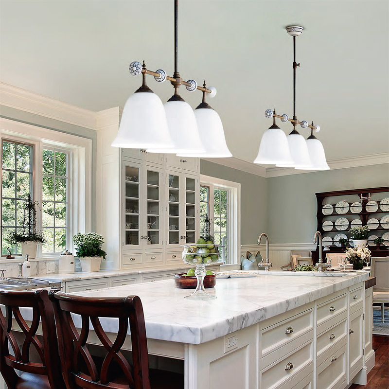 Bild 9: Ideal über Esstischen, Theken und Küchen: Die typische Stabdeckenleuchte im Landhausstil Landhaus-Tischbeleuchtung: Balkenleuchte mit drei Glasschirmen CARACOI: Ideal über Esstischen, Theken und Küchen: Die typische Stabdeckenleuchte im Landhausstil