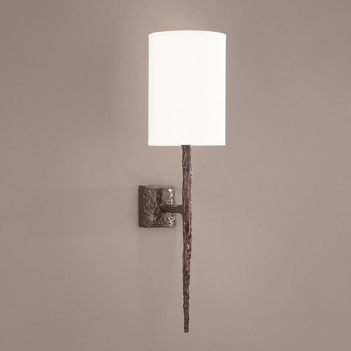 Kleine Bronzeguss-Wandleuchte mit Stoffschirm Kleine Bronzeguss-Wandleuchte mit Stoffschirm