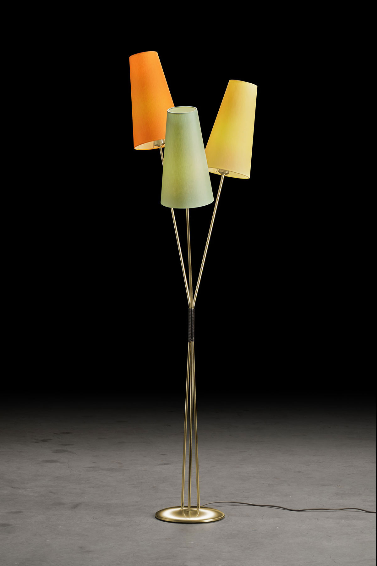 FIFTIES – Stehlampe im 50er Jahre-Look mit drei Schirmen im Bündel, viele Farben: Gestell in Messing matt, Schirme in Mint, Orange, Gelb