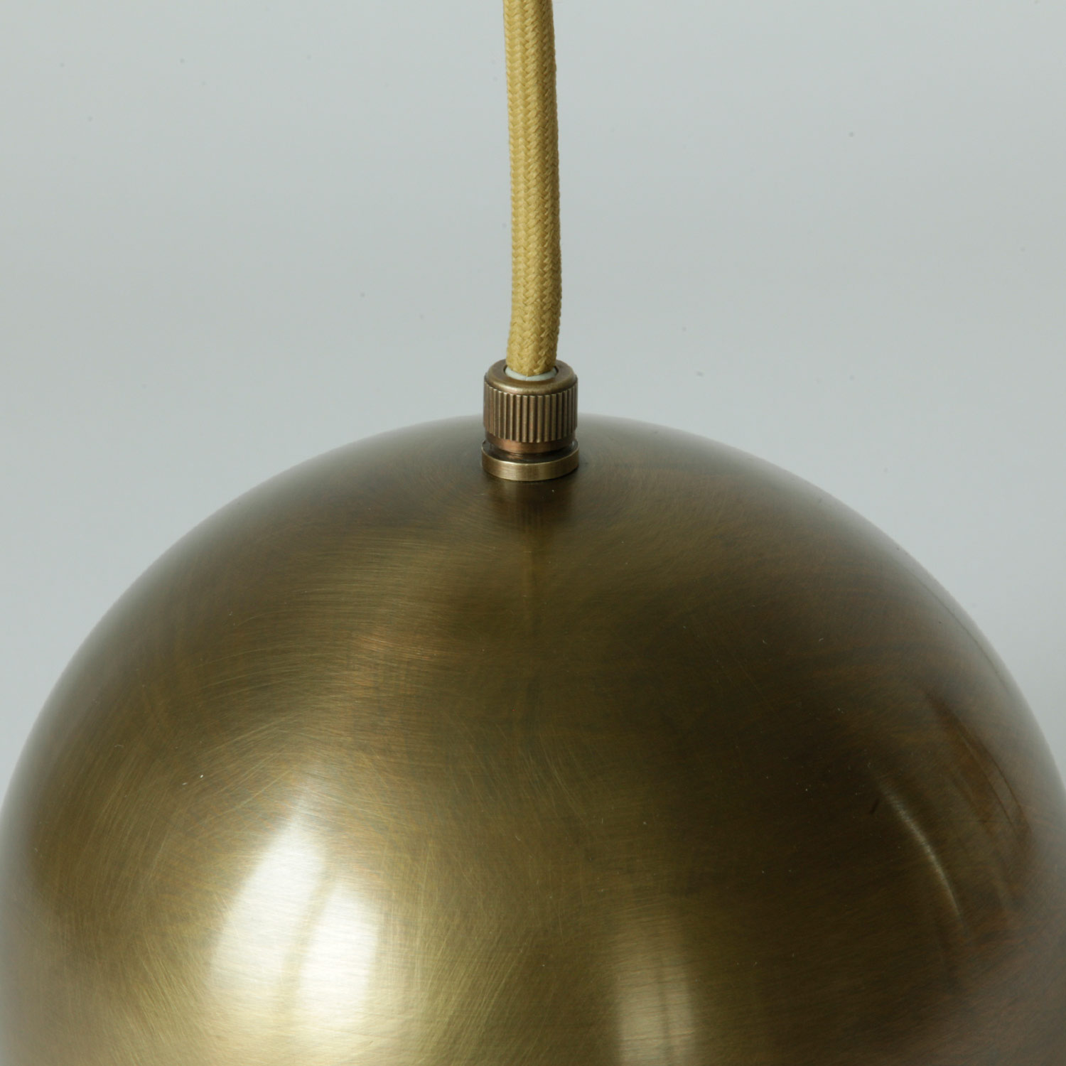 Dreiflammige Kugel-Pendelleuchte (je Ø 15 cm) aus Kupfer, Messing oder Alu: Aufhängung am Textikabel mit Zugentlastung, hier „Messing patiniert und lackiert“