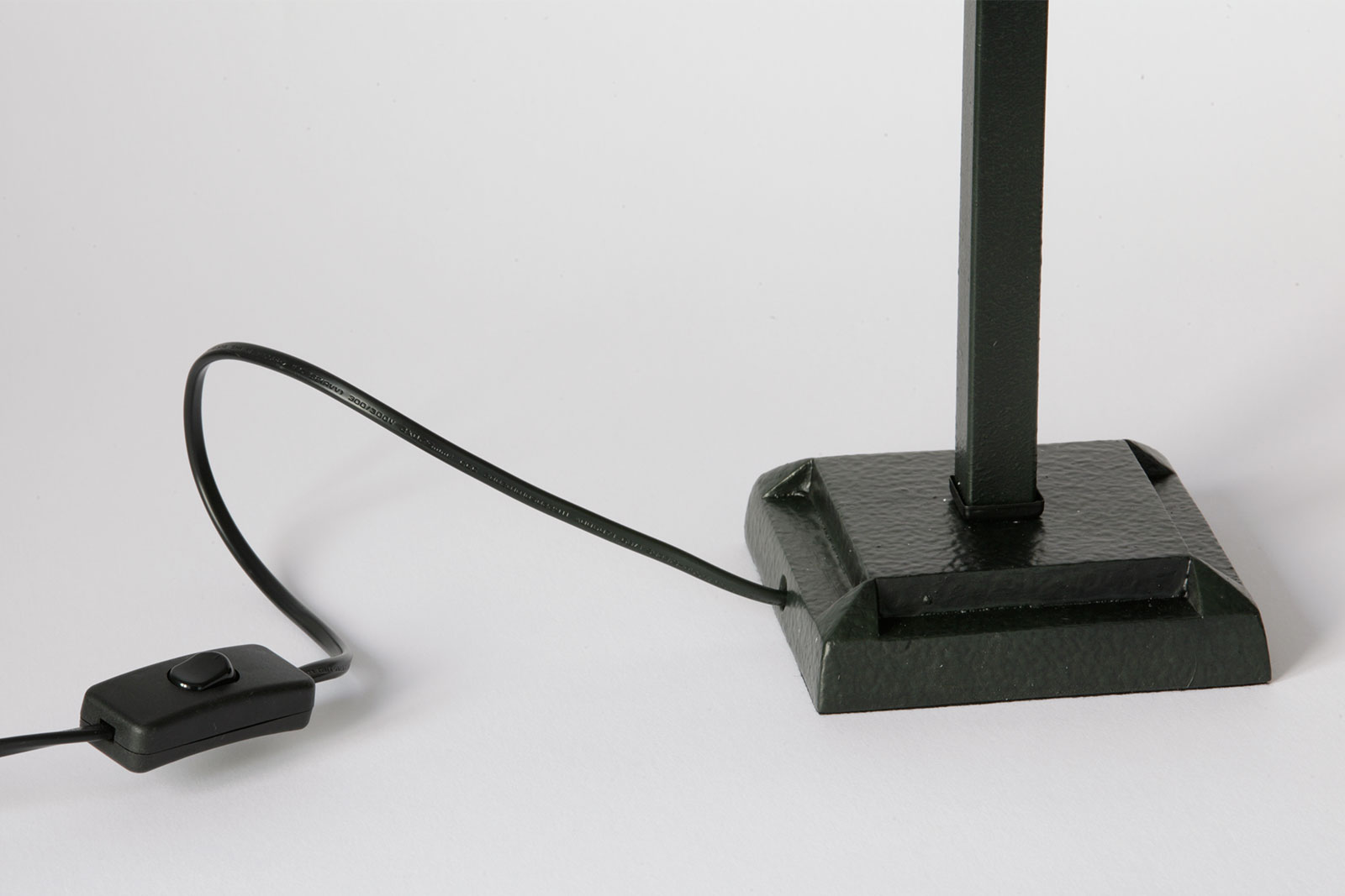 Kleine aufrechte Tiffany-Tischleuchte mit weißen Blütenschirm, Bild 3 Kleine aufrechte Tiffany-Tischleuchte mit weißen Blütenschirm, Bild 3