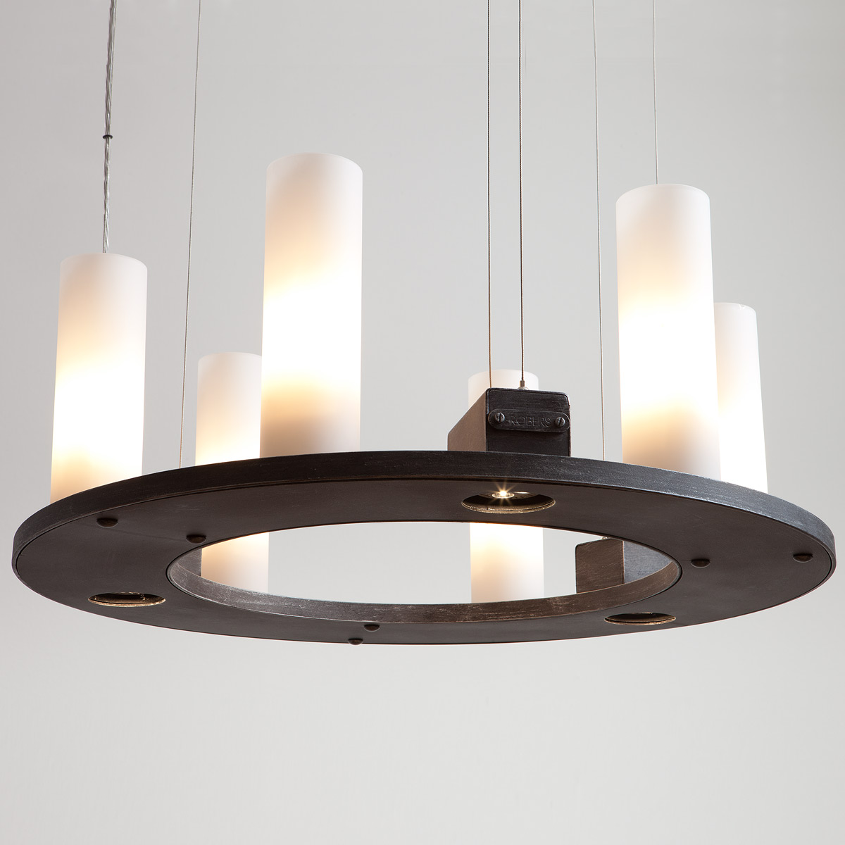 Geschmiedeter Ring-Hängeleuchter mit Strahlern nach unten Geschmiedeter Ring-Hängeleuchter mit Strahlern nach unten