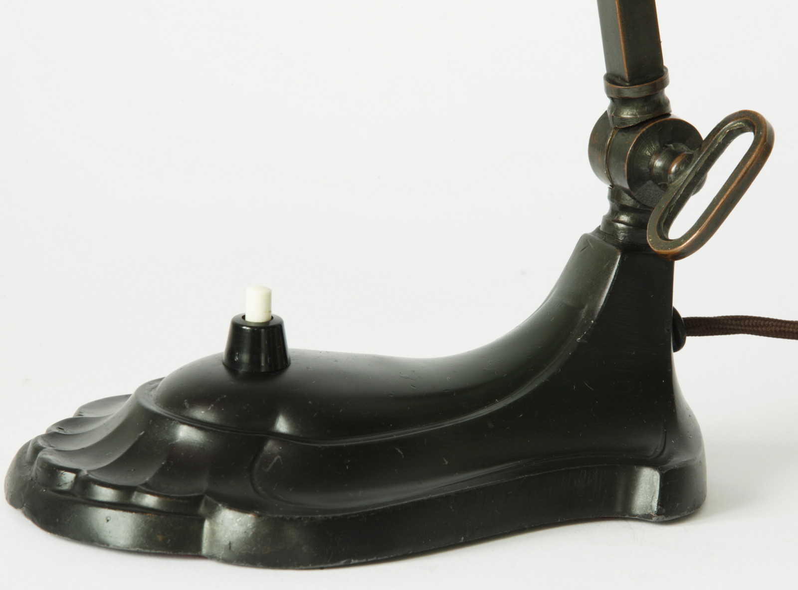 Fig. 4: Schwarz lackierter Jugendstil-Sockel mit Schalter Antique Art Nouveau Table Lamp, Germany, ca. 1920 – SOLD: Schwarz lackierter Jugendstil-Sockel mit Schalter