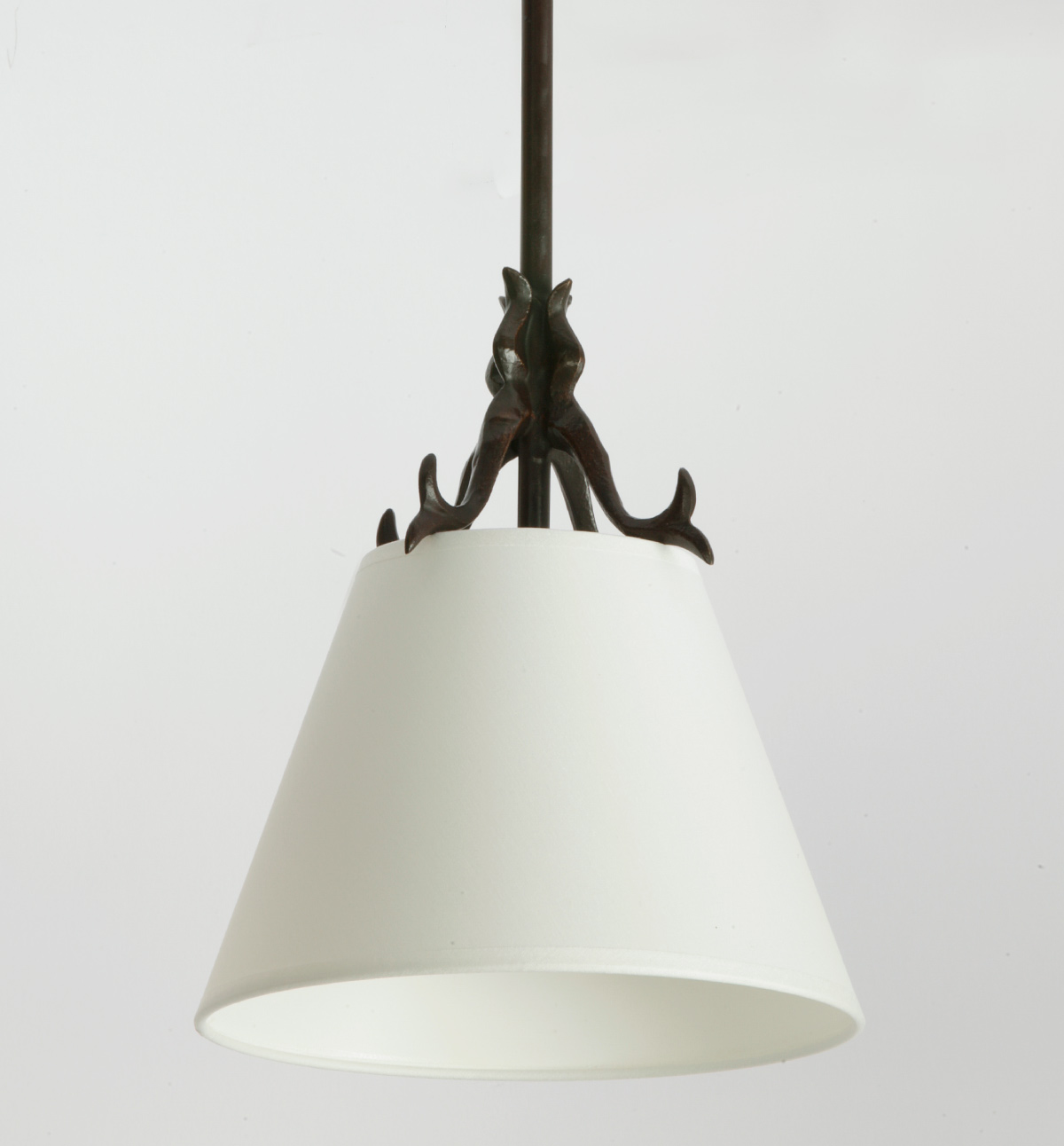 Bild 6: Modell 2 in Bronze brüniert, Textilschirm: Luxury pierre (Gesamthöhe hier 45 cm) Stabhängeleuchte VENISE: Bronzeguss mit verschiedenen Textilschirmen: Modell 2 in Bronze brüniert, Textilschirm: Luxury pierre (Gesamthöhe hier 45 cm)