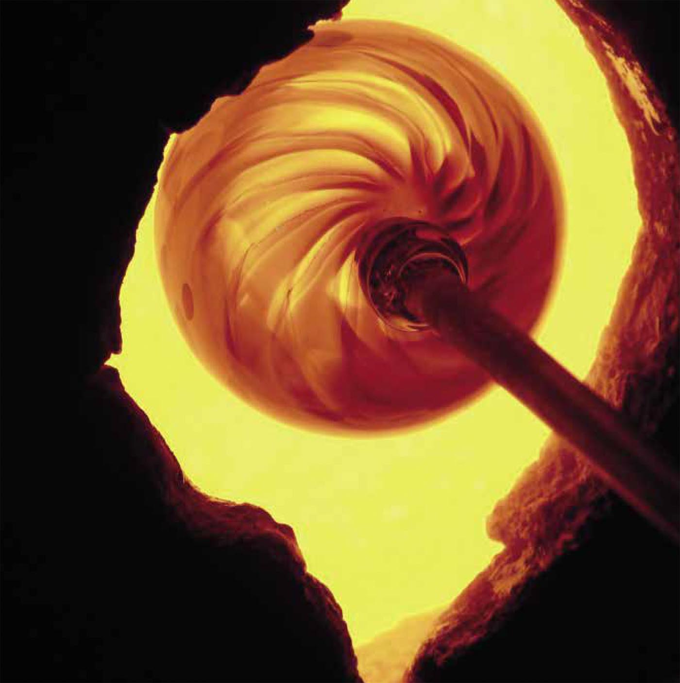 Bild 15: Muano-Glas muss mit großer Sorgfalt von erfahrenen Handwerkern verarbeitet werden Dreiflammiger Design-Leuchter mit Murano-Glas und Alabaster AFRODITE: Muano-Glas muss mit großer Sorgfalt von erfahrenen Handwerkern verarbeitet werden