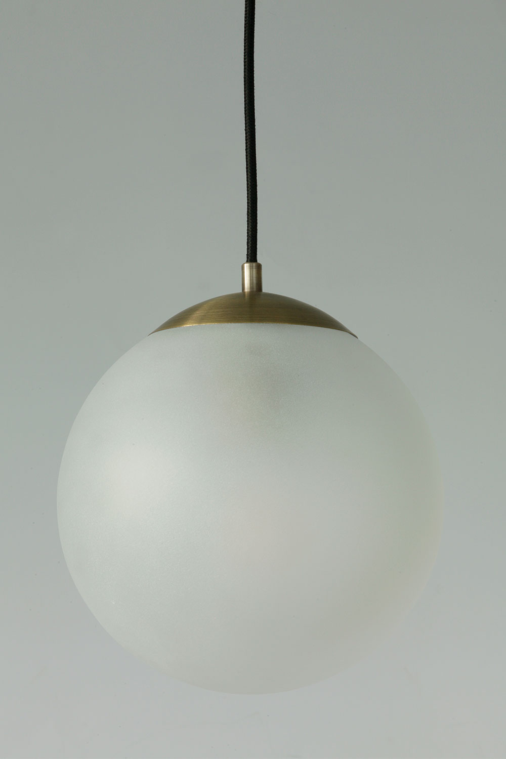 Bunt gefärbte Glaskugel-Leuchte, div. Glas-Farben, Ø 22 cm: Hängeleuchte mit matt sandgestrahlter, weißer Glaskugel 22 cm