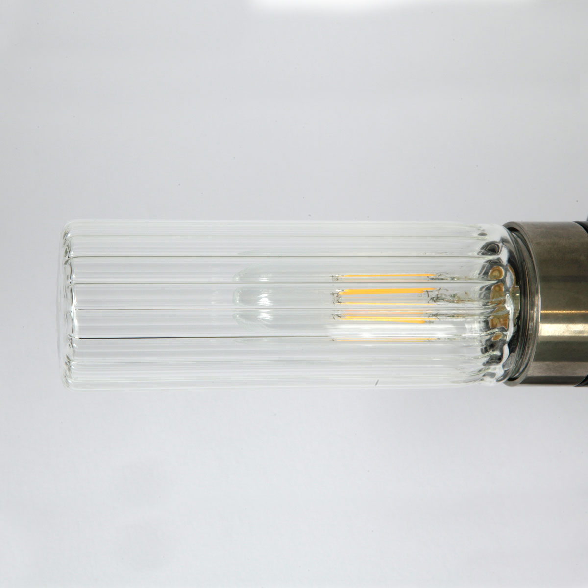 Badezimmer-Wandlampe mit kleinem Glaszylinder (klar oder prismatisch), IP65: Messing alt-silbern patiniert, gerilltes prismatisches Glas