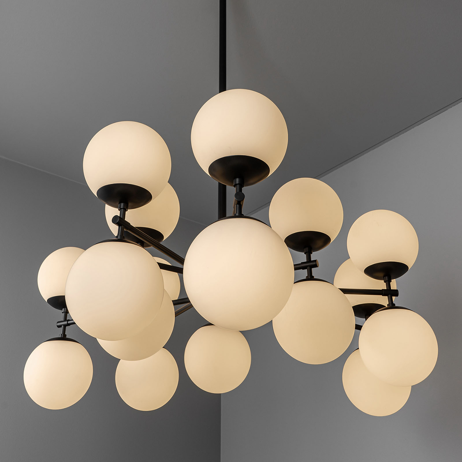 Extravaganter Leuchter ZODIAC mit 18 Glaskugeln Extravaganter Leuchter ZODIAC mit 18 Glaskugeln