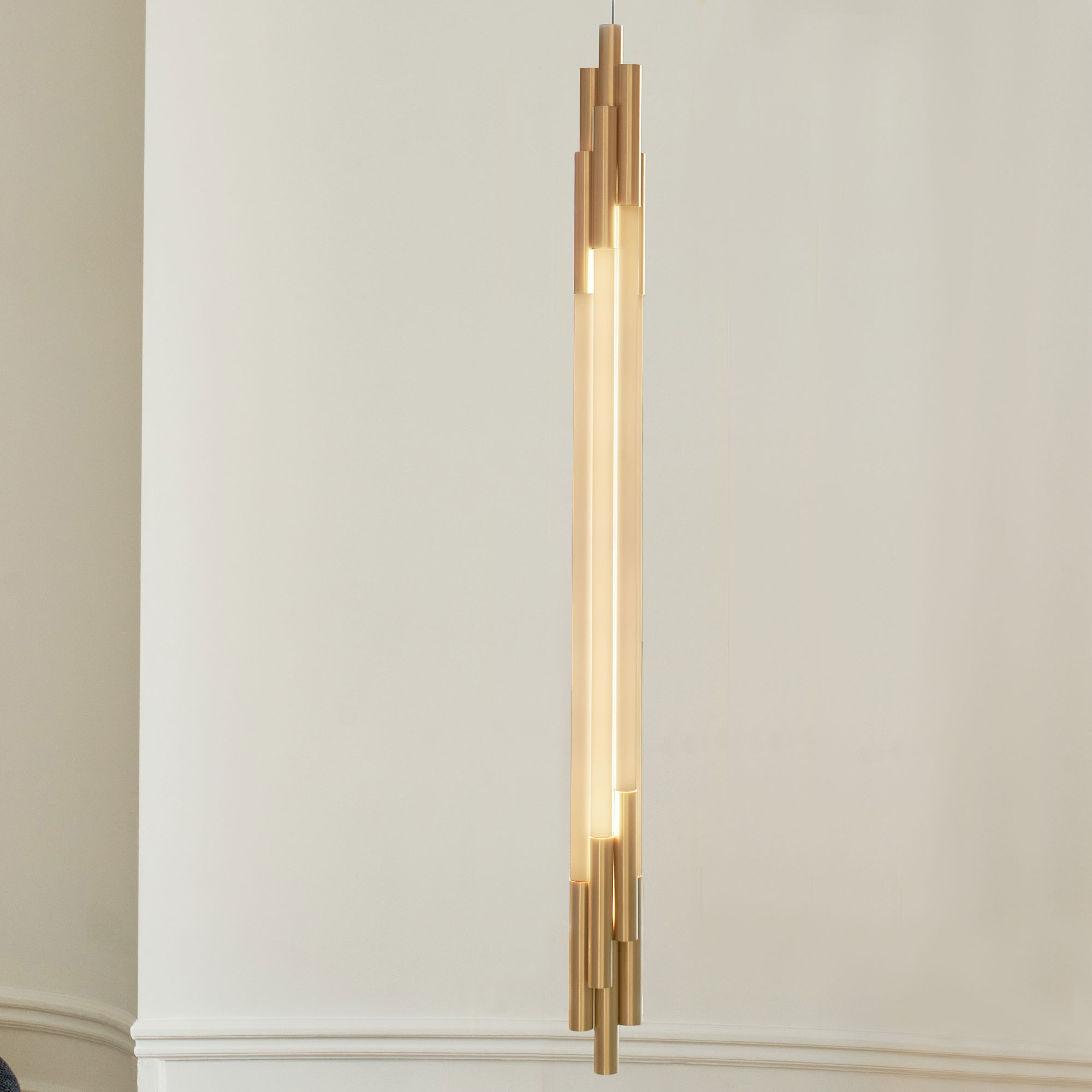 ORG Hängeleuchte aus 7 bzw. 12 langen Opalacrylglas-Röhren: ORG Pendelleuchte aus vertikalen Opalglas-Leuchtrohren (hier 130 cm), Designer: Sebastian Summa