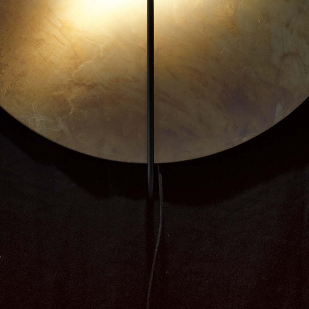 Reflektierende Wandleuchte mit großer Messingscheibe, Ø 40/90 cm: Detail der großen Wand-Sonnenleuchte aus Messing