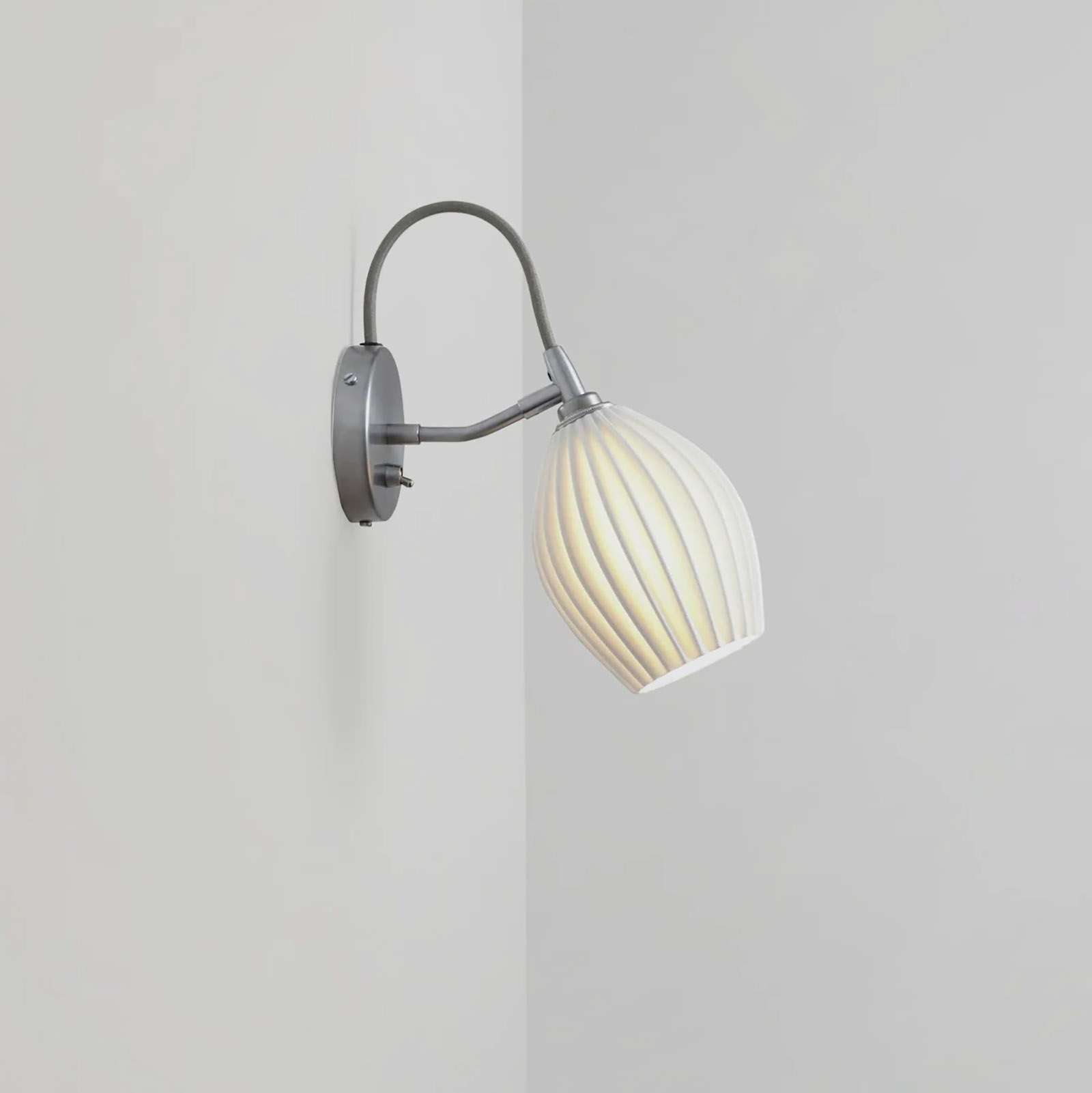 Elegante Wandleuchte mit raffiniertem Porzellanschirm FIN, Bild 9