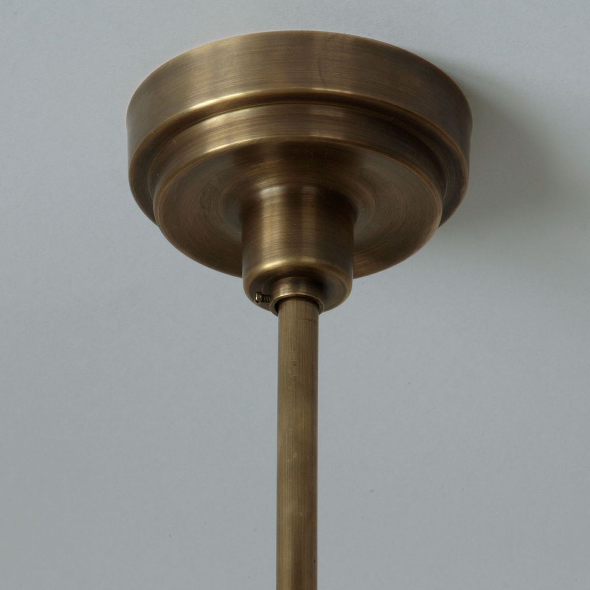 Stab-Pendelleuchte mit Kegelglas Ø 30 cm: Deckenbaldachin, hier antik handpatiniert (Altmessing)