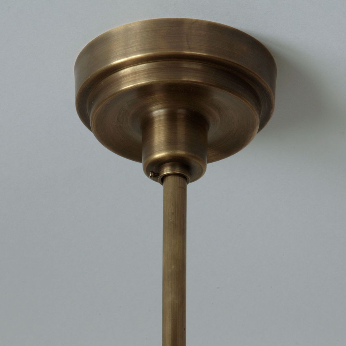 Klassische Stab-Pendelleuchte mit Kegel-Glasschirm: Deckenbaldachin, hier antik handpatiniert (Altmessing)