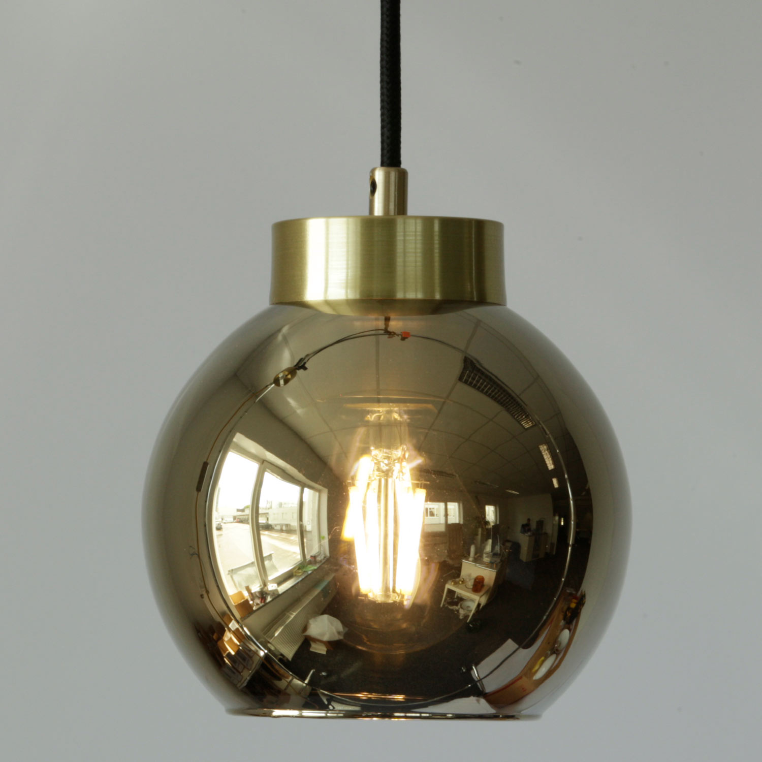 Kugel-Pendelleuchte aus Spiegel-Glas (gold/silbern/kupfern) Ø 15–30 cm: Die halbtransparente Spiegel-Beschichtung zeigt in eingeschaltetem Zustand das Leuchtmittel