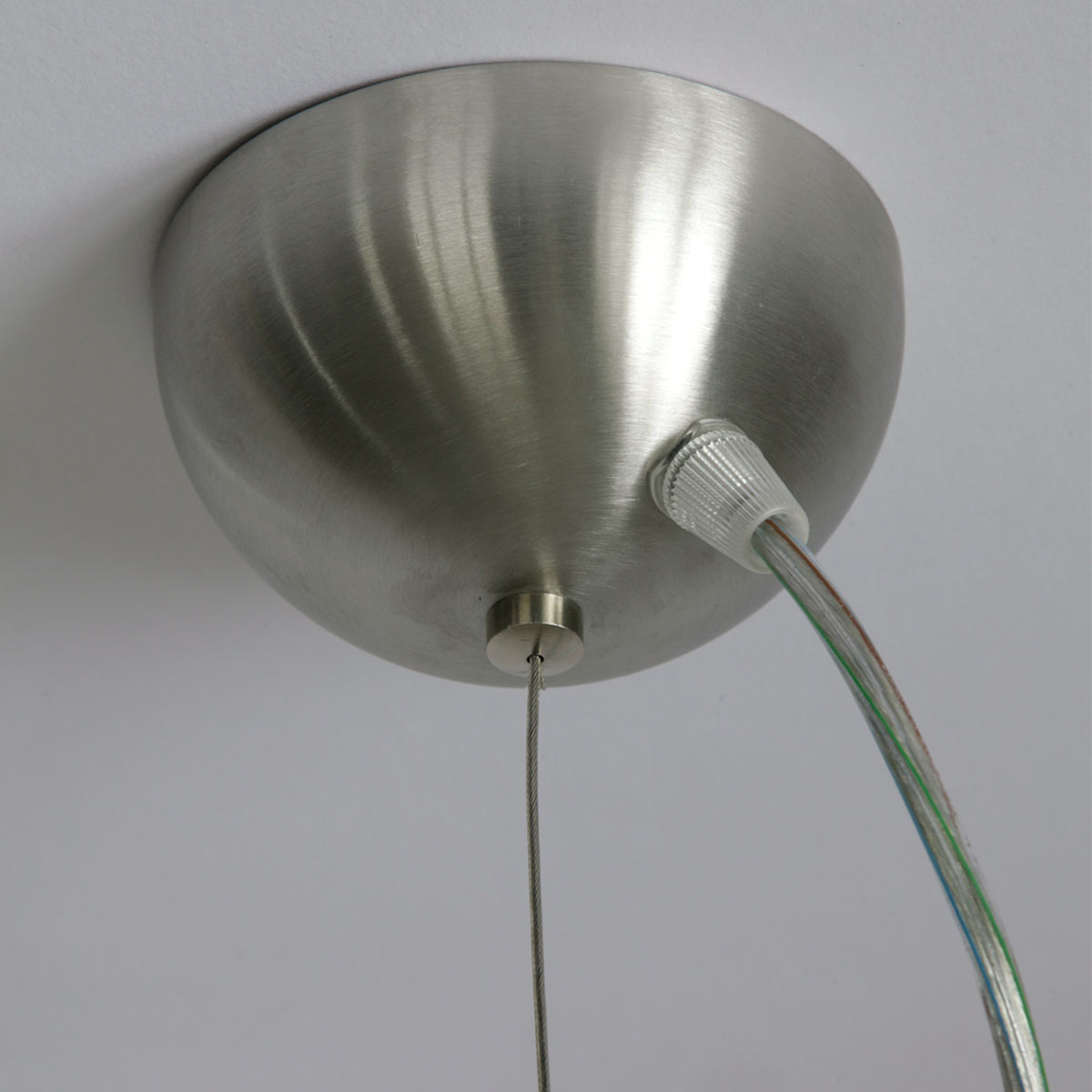 Klassische Opalglas-Pendelleuchte ASTRID mit Stahlseil: Deckenbaldachin mit Ø 10 cm, hier in Edelstahl satiniert
