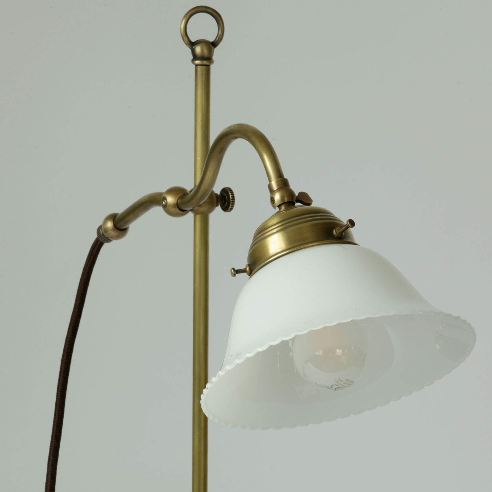 Brass Cantilever Table Lamp With Pleated Glass Shade: Messing antik handpatiniert
