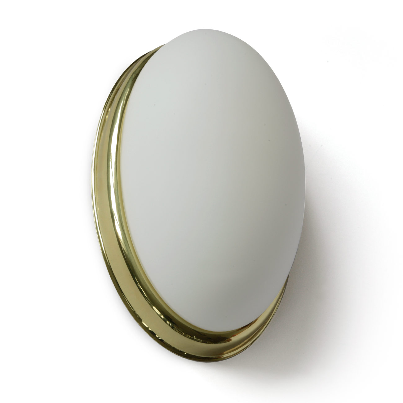 Ovale Glas-Wandleuchte ALVA mit Zierblende: Ovale Wandleuchte mit elegantem, mattem Opalglas, hier Größe S mit Wandteil Messing