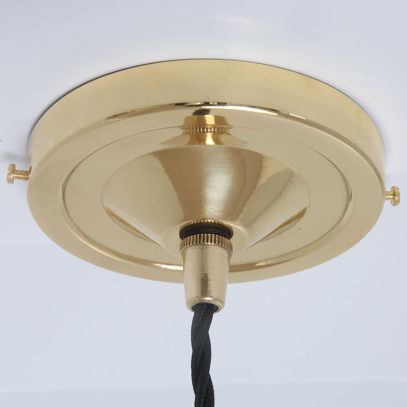 Schlichte Hängeleuchte zum Einsatz mit Edison-Glühlampe: Messing poliert