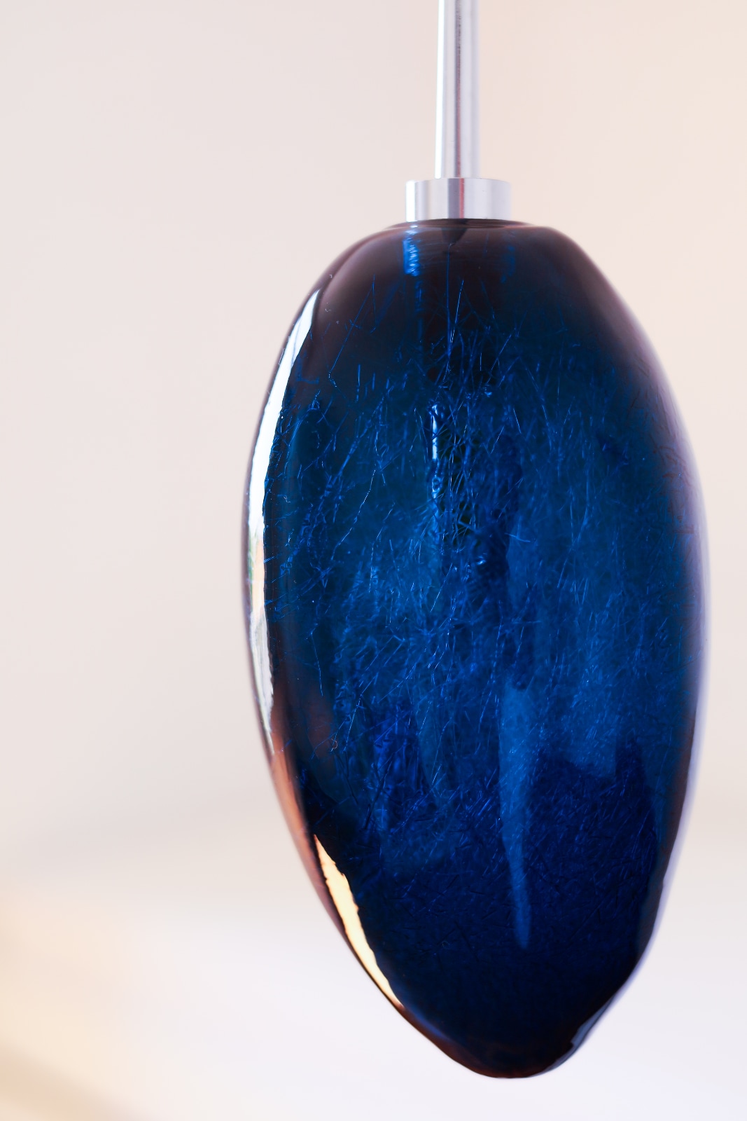 Bild 7: Das tiefe Nachtblau im ausgeschalteten Zustand Hängeleuchte GALET 01 mit farbigem Zapfenglas : Das tiefe Nachtblau im ausgeschalteten Zustand