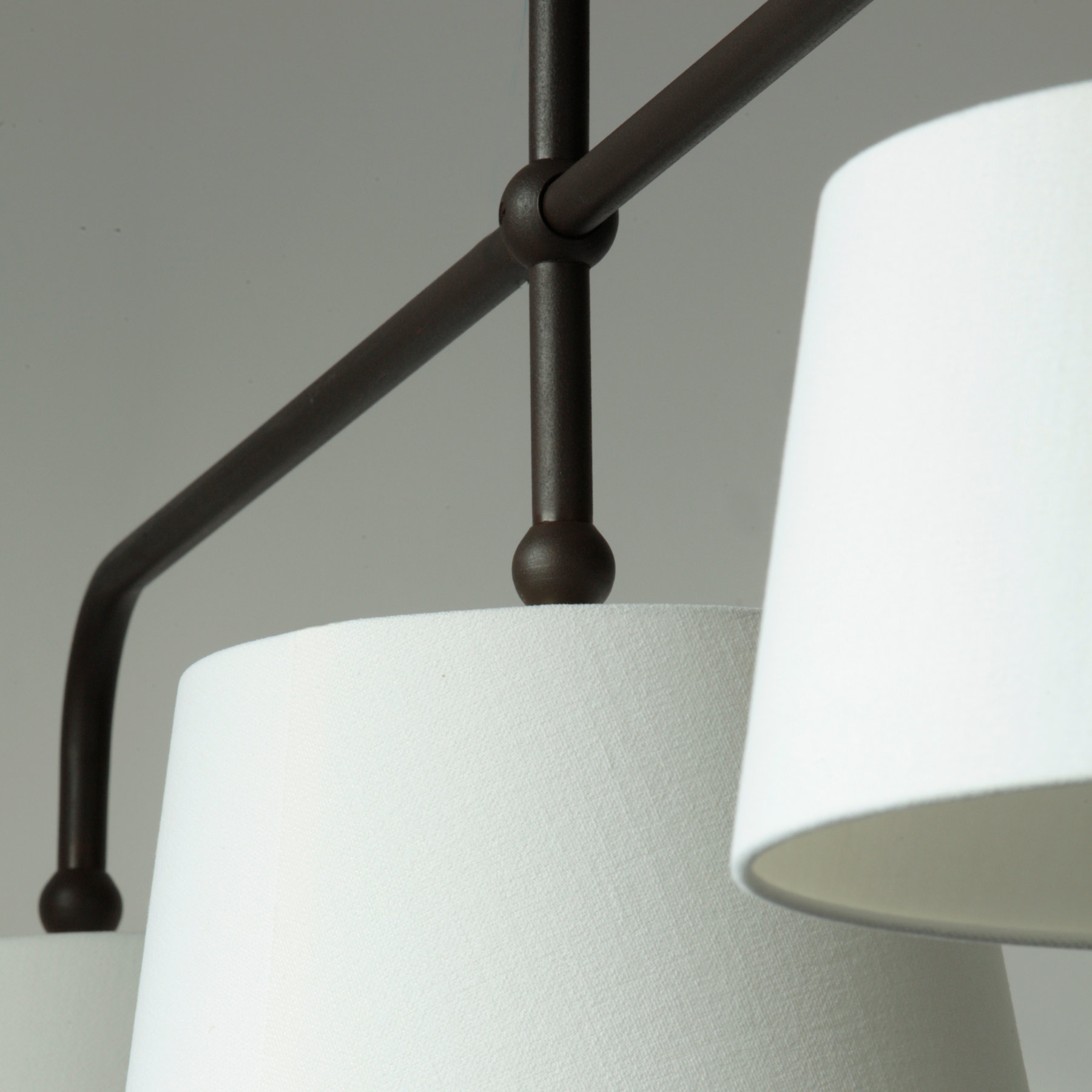 Bild 5: Hier mit Textilschirmen in Weiß (673) Dreiflammige Hängeleuchte mit Stoff-Schirmen: Hier mit Textilschirmen in Weiß (673)