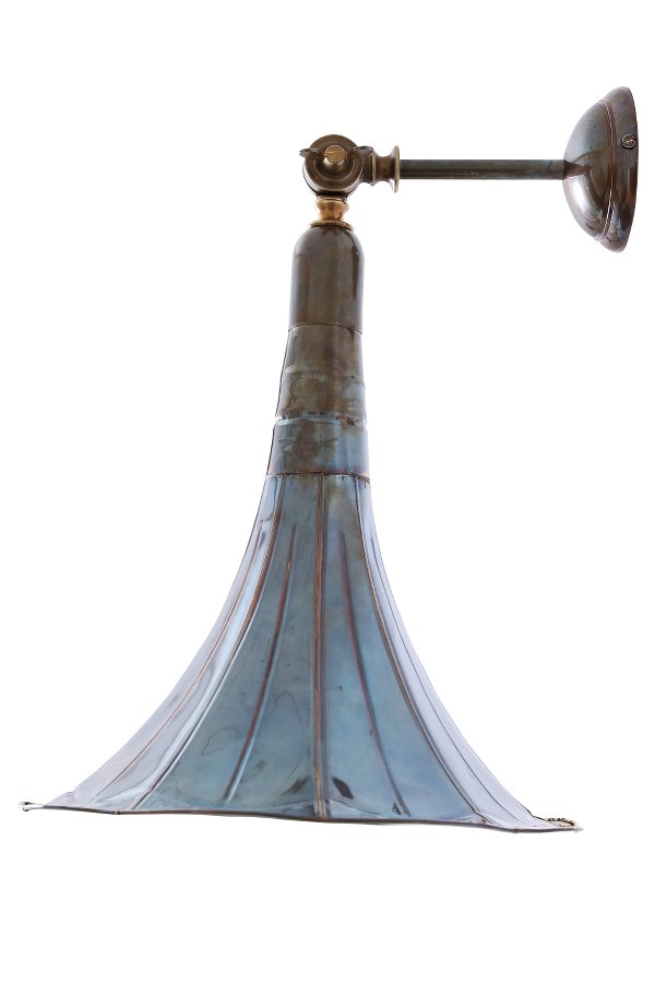 Originelle Wandleuchte mit Grammophon-Schirm: Wandlampe mit Grammophon-Schirm (Altmessing)