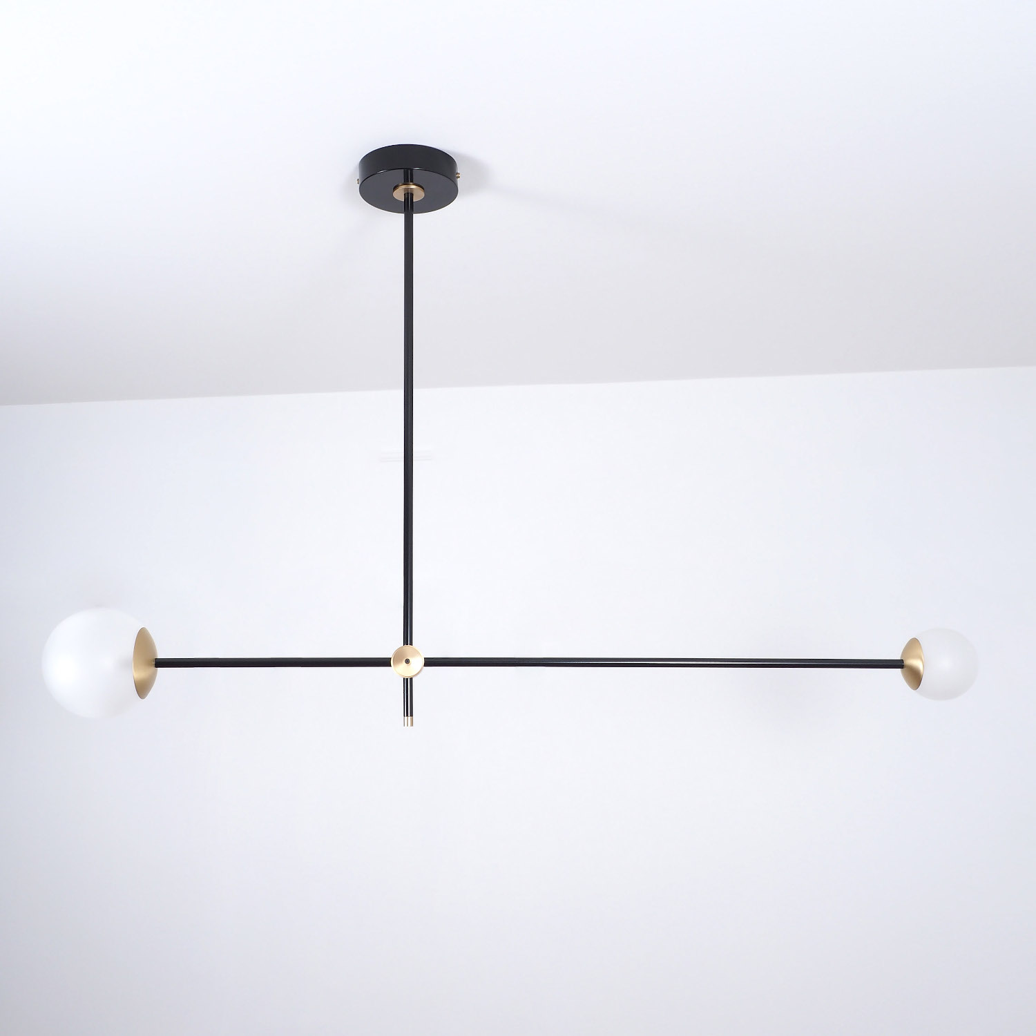 Asymmetrisch balancierter Design-Leuchter mit zwei Glaskugeln: Ausführung Messing satiniert & schwarz