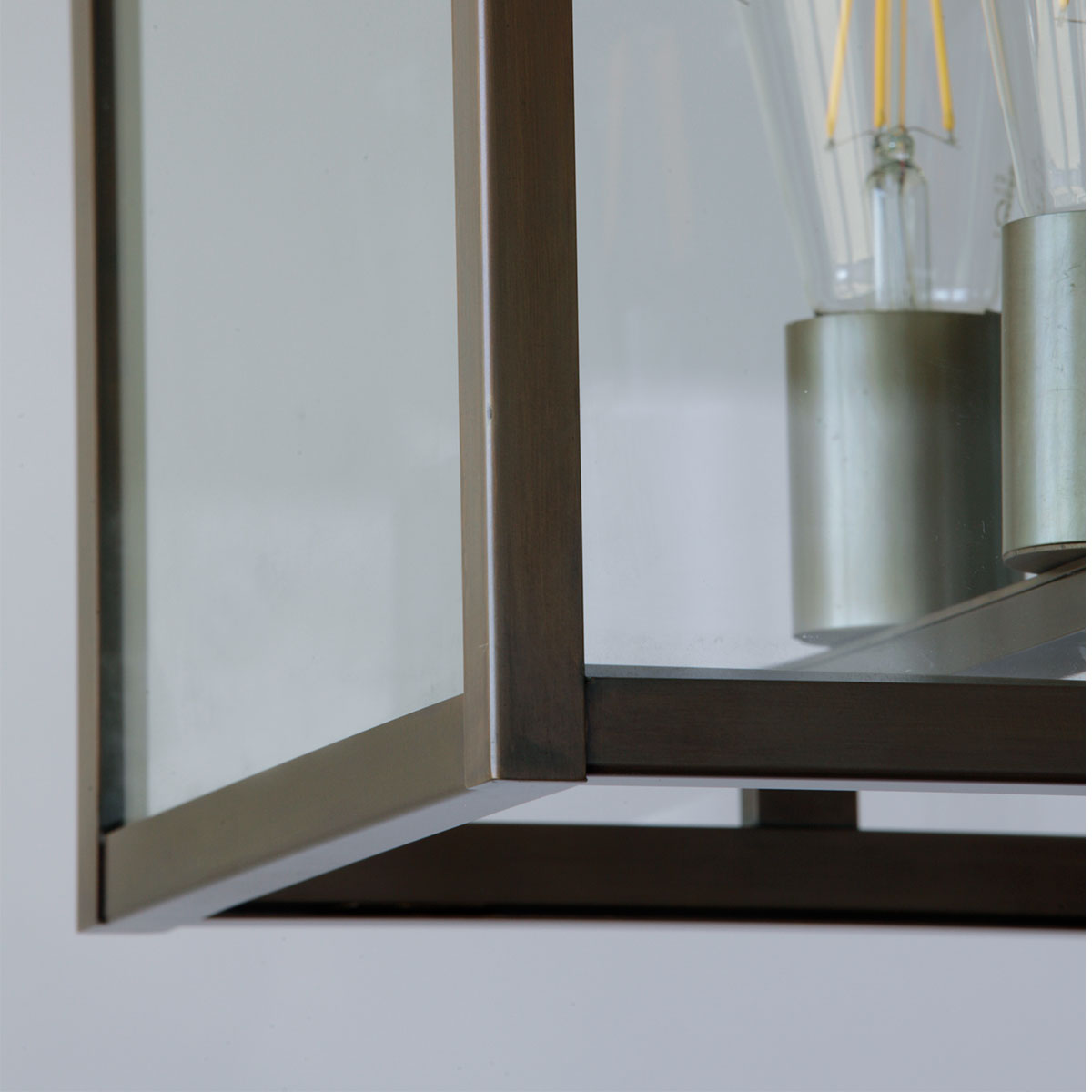 Bild 3: Detail in „Messing geätzt mit Firnis“ Französische Hängelaterne mit Dach ANTARES: Detail in „Messing geätzt mit Firnis“