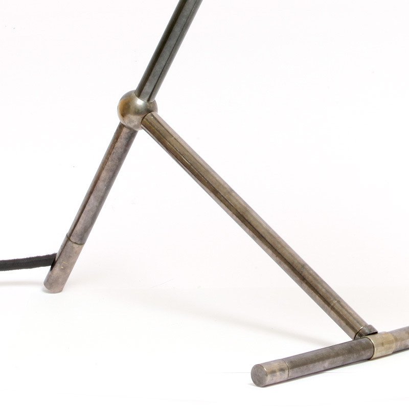 Minimalistische Fünfziger-Jahre-Design-Tischleuchte: Ausführung „Alt-silbern patiniert“