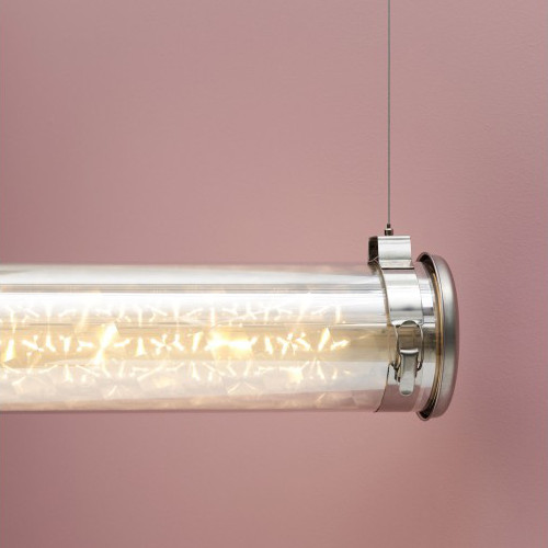 Röhrenleuchte QINU mit „Eiskristall“-Diffusor (122 cm): Röhrenleuchte als Hängeleuchte installiert