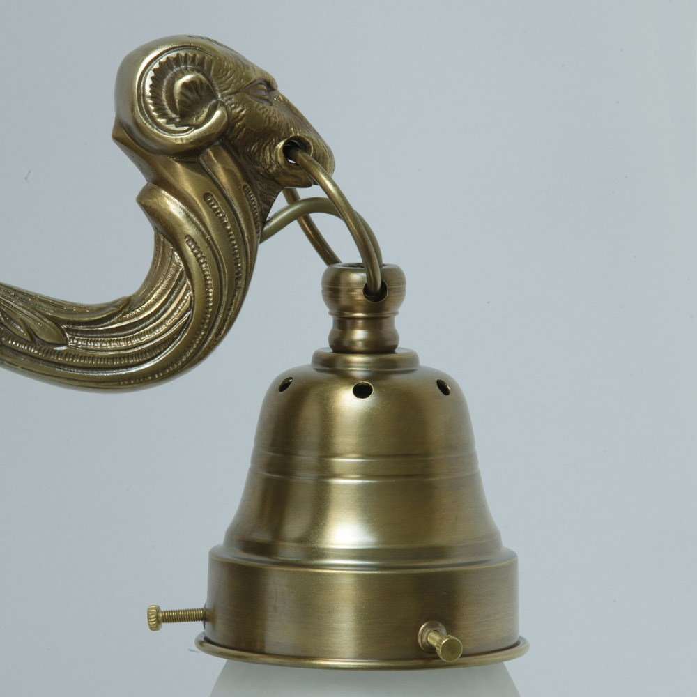 Bild 3: Detail Widderkopf-Wandarm, Glasaufhängung Zweiflammige Wandleuchte mit Tulpenglas ERLAU IV: Detail Widderkopf-Wandarm, Glasaufhängung