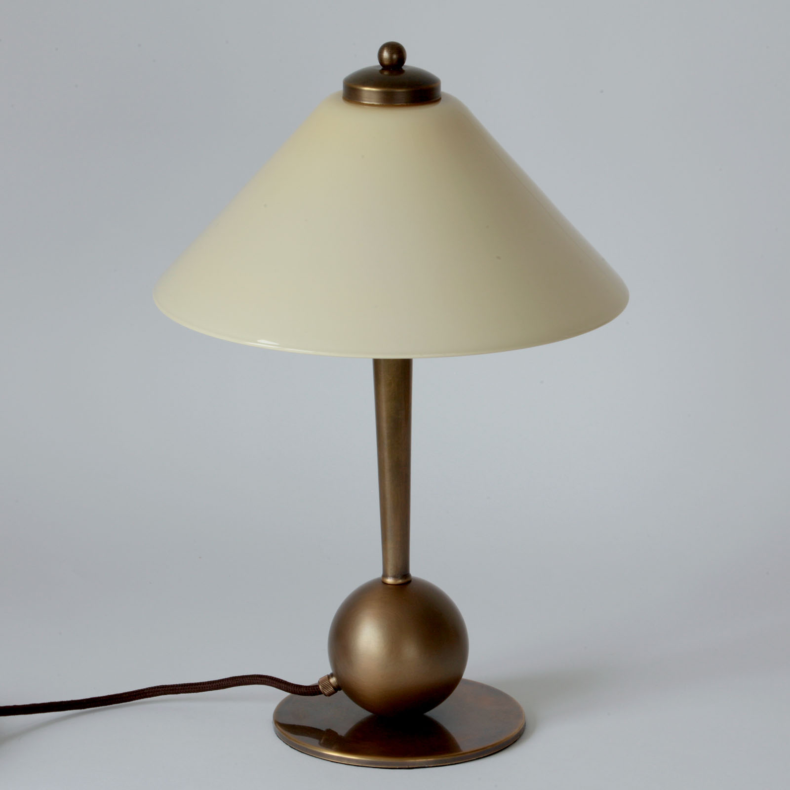Art Deco Brass Table Lamp with Glass Shade: Oberfläche antik handpatiniert (Altmessing) mit Opalglas-Schirm „Cognac“