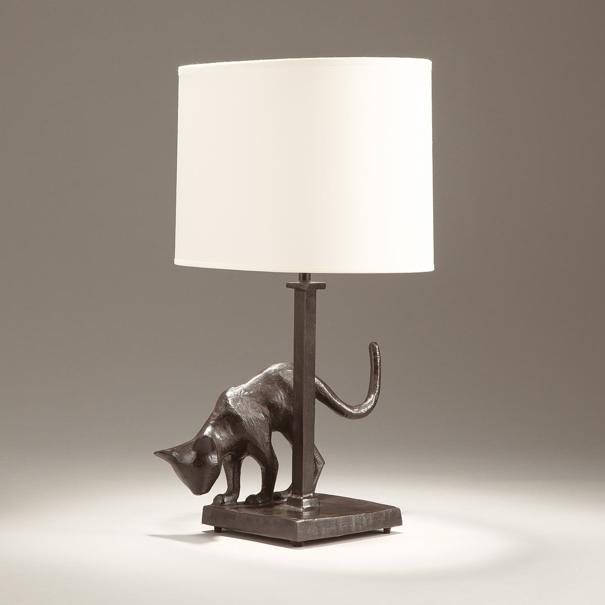 Bronzeguss-Leuchte LILI mit Katzenskulptur und Stoffschirm Bronzeguss-Leuchte LILI mit Katzenskulptur und Stoffschirm