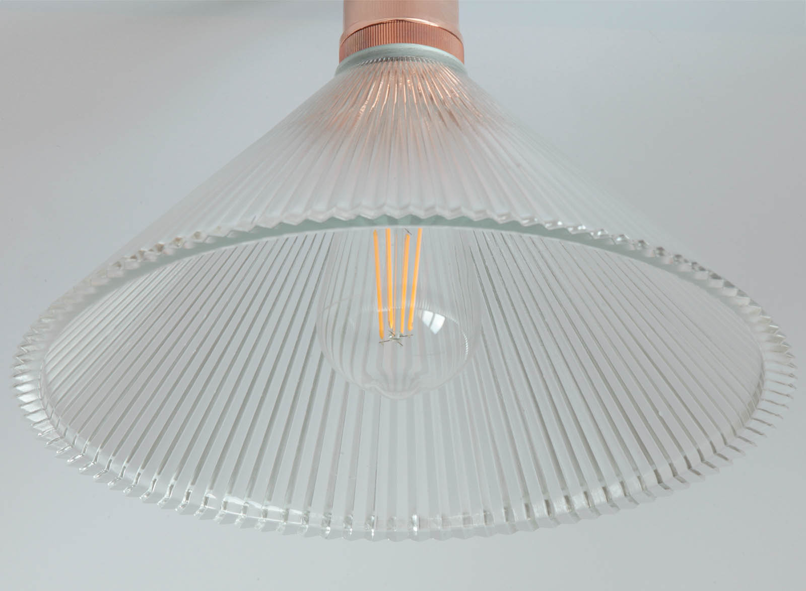 Ceiling lamp with prismatic cone-glass shade: Kupfer poliert