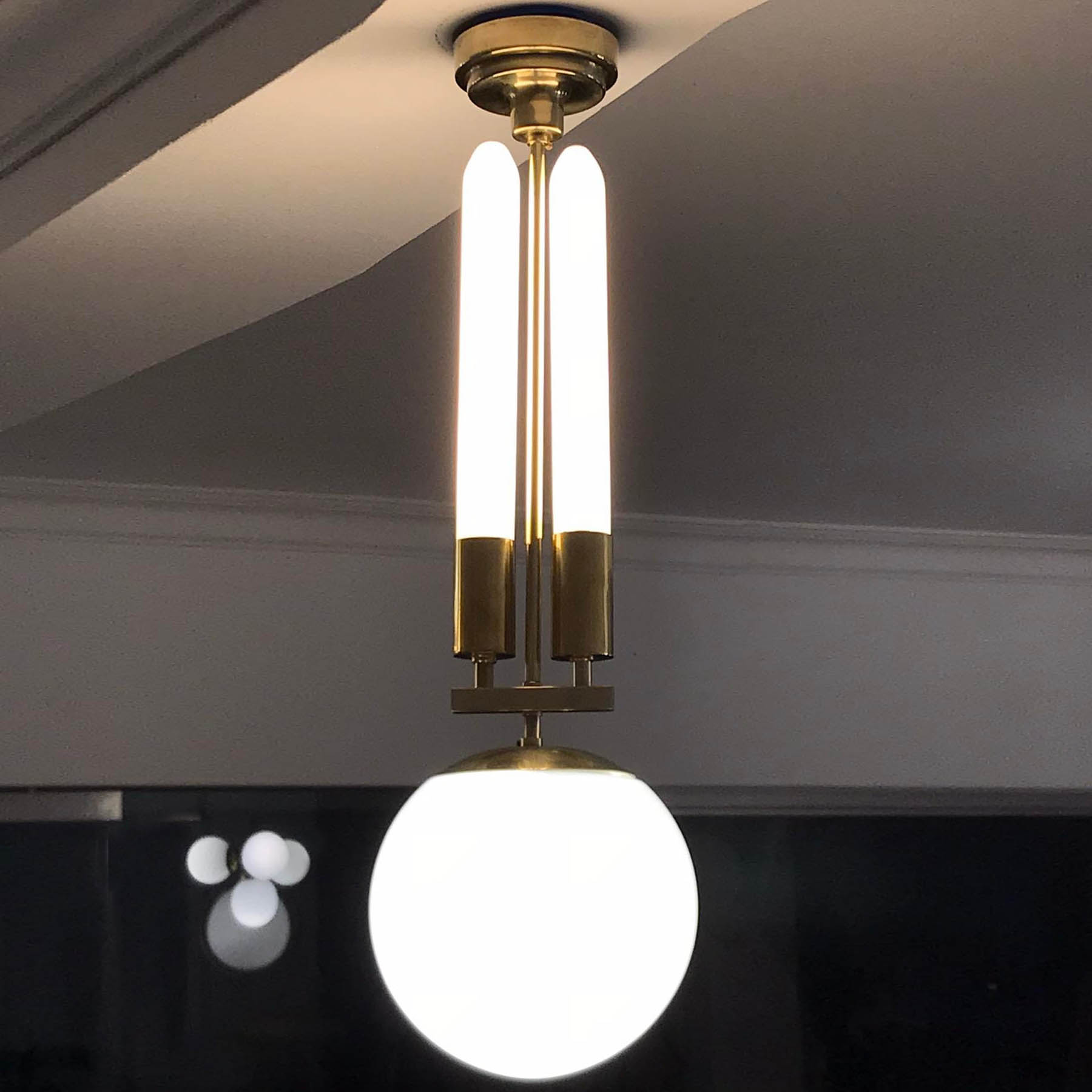 Extravagante Kugel-Hängeleuchte mit zwei Röhrenlampen im Art déco-Stil der 30er Jahre: Extravagante Kugel-Hängeleuchte im Art déco-Design der 30er Jahre, hier in Messing unlackiert