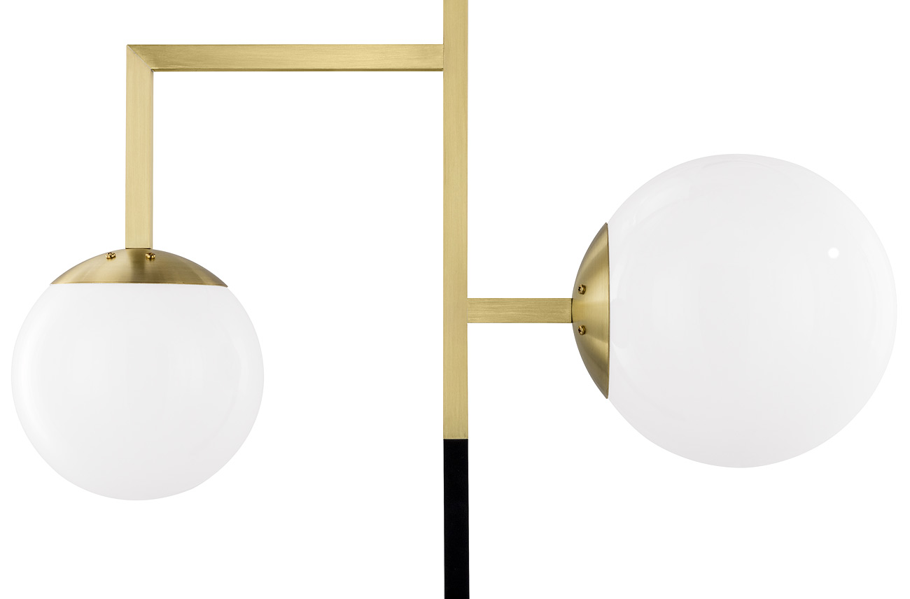 Moderner Art déco-Kugel-Leuchter mit Downlight-Spot: Die beiden Opalglas-Kugeln (Ø 20 cm und 25 cm) umschließen E27-Brennstellen und dienen zur allgemeinen Raumbeleuchtung