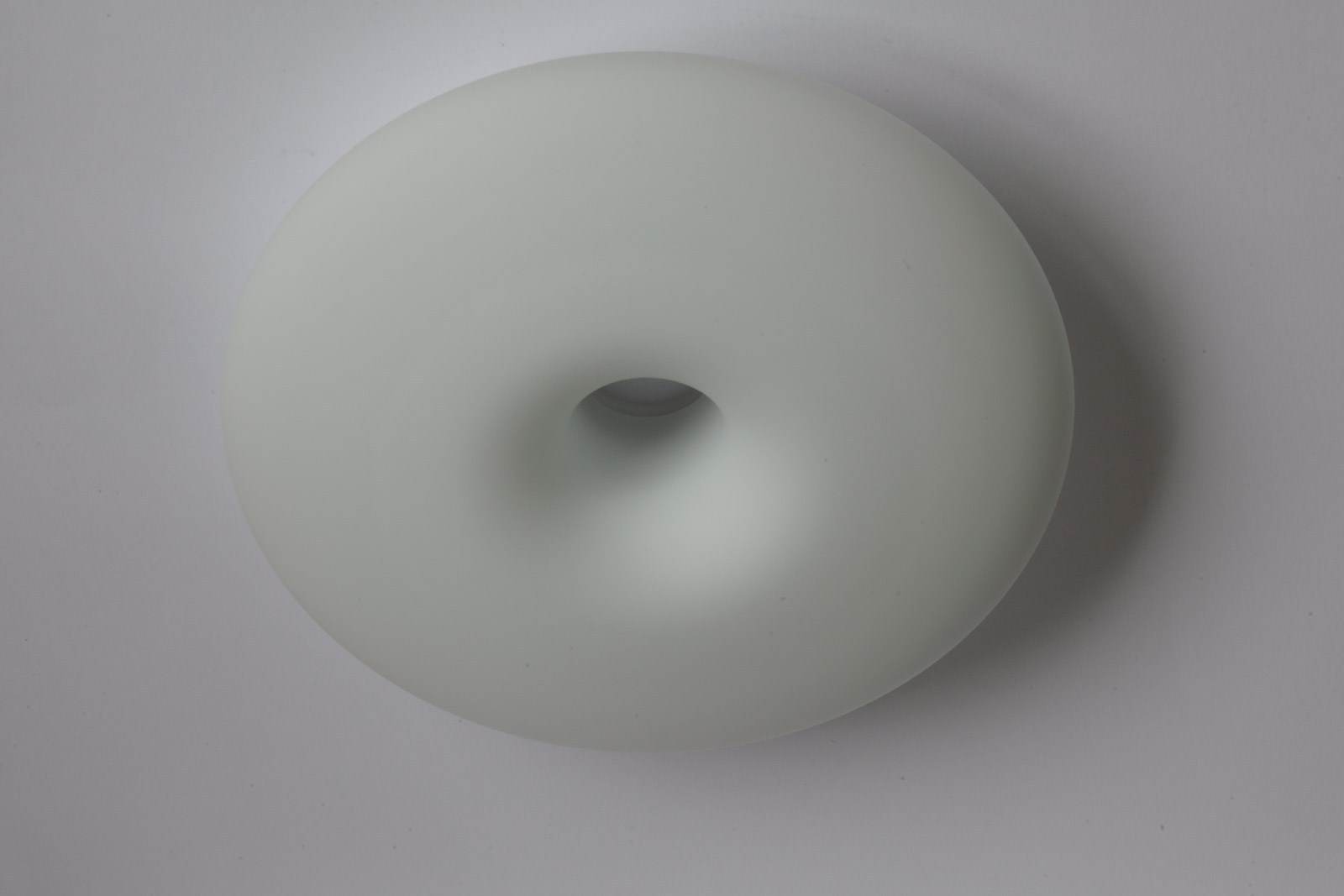 Bild 3: Ob „Ring“, „Donut“ oder „Torus“ – eine tolle Deckenleuchte aus Opalglas, hier das kleine Modell mit Ø 35 cm Ring-Deckenleuchte DONA aus mattem Opalglas, Ø 35/49 cm: Ob „Ring“, „Donut“ oder „Torus“ – eine tolle Deckenleuchte aus Opalglas, hier das kleine Modell mit Ø 35 cm